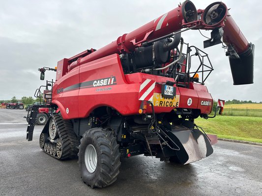 Moissonneuse batteuse Case IH AXIAL-FLOW 8240 HD